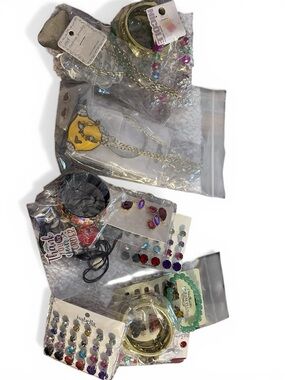 Randomly sent 5pcs Assorted Jewelry/some hair accessories Lot - Multicolor
